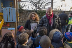 Christophe Girard et les enfants du 4ème arrondissement à l'occasion de l'évènement un verger dans mon école